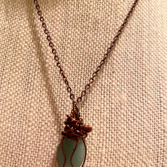 Green aventurine gemstone wirewrapped pendant necklace - Picture 3 of 8